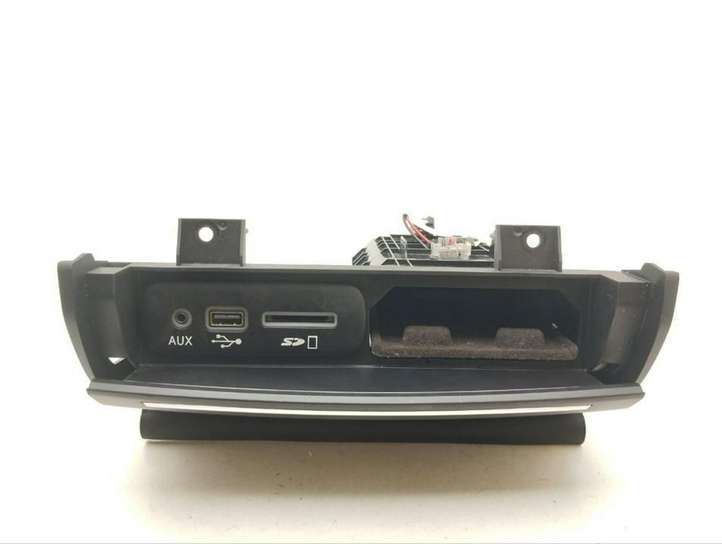 Maserati Ghibli (2017 - )  670102009 Разъем AUX