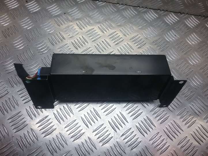 Audi A4 (2004 - 2009)  8H0035223 Звукоусилитель