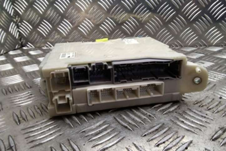 Lexus GS 300 350 430 450h (2004 - 2007)  8273030281 Ящик предохранителей (комплект)
