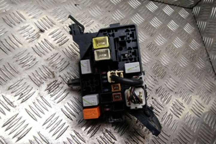 Toyota Yaris (1999 - 2003)  71545127 Ящик предохранителей (комплект)