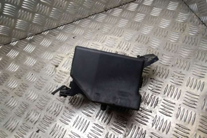 Toyota Yaris (1999 - 2003)  71545127 Ящик предохранителей (комплект)