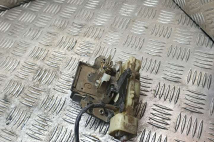 Mazda MPV (1999 - 2006)  030318 Замок задней крышки