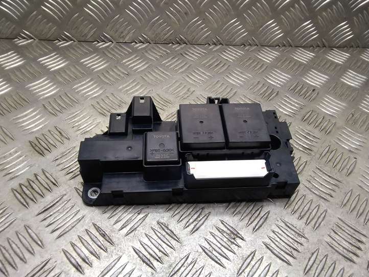 Toyota Prius (XW30) (2009 - 2015)  63583507 Блок монтирования реле