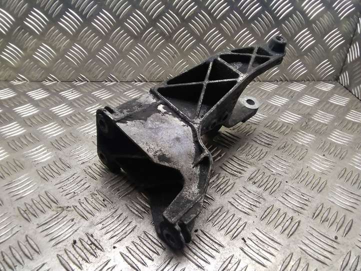 Volkswagen Transporter-Caravelle (2003 - 2009)  7H0199343 Кронштейн