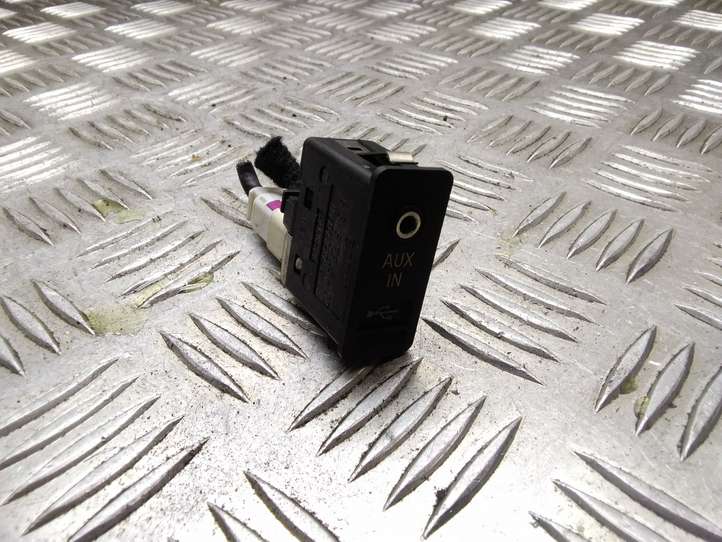 Mini One Cooper Coupe R56 (2004 - 2014)  6131912965102 Разъем AUX