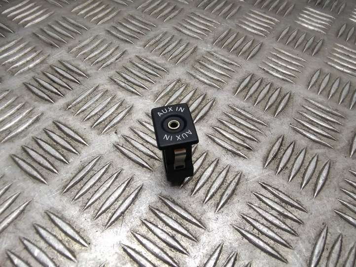 Volkswagen Touran I (2003 - 2010)  5M0035724 Разъем AUX
