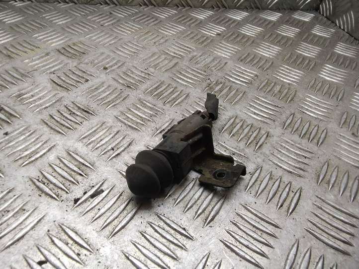Nissan Qashqai (2006 - 2010)   Датчик открывания задней двери (на крыле)