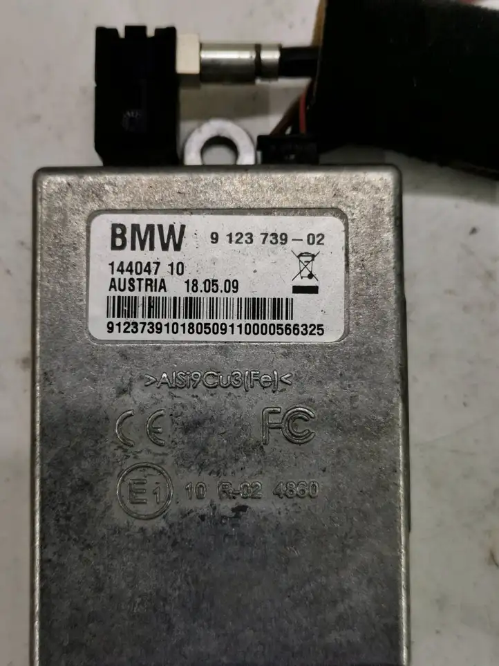 BMW 5 E60 E61 (2004 - 2010) 9123739 Усилитель антенны — фото 3