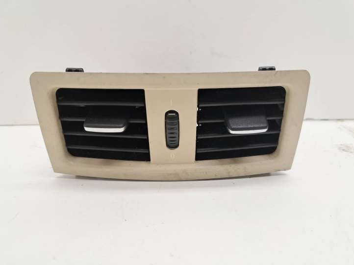 7129556 BMW 5 E60 E61 Oro grotelės gale