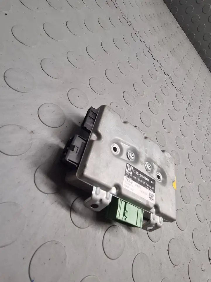 BMW 5 E60 E61 (2004 - 2010)  6952986 Блок управления дверью