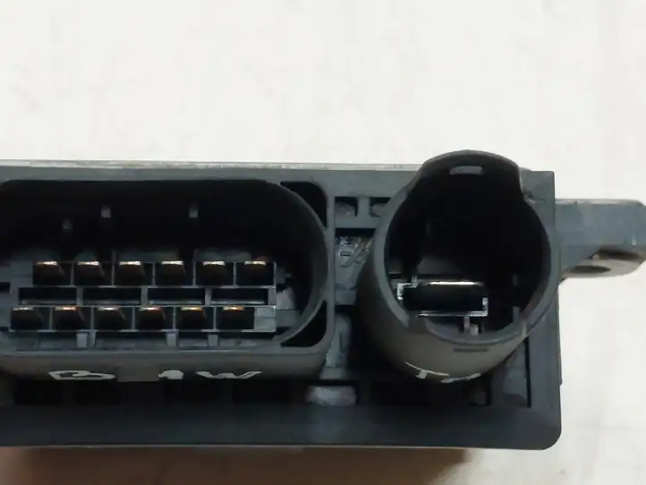 BMW 5 E60 E61 (2004 - 2010)  778832705 Реле подогрева свеч