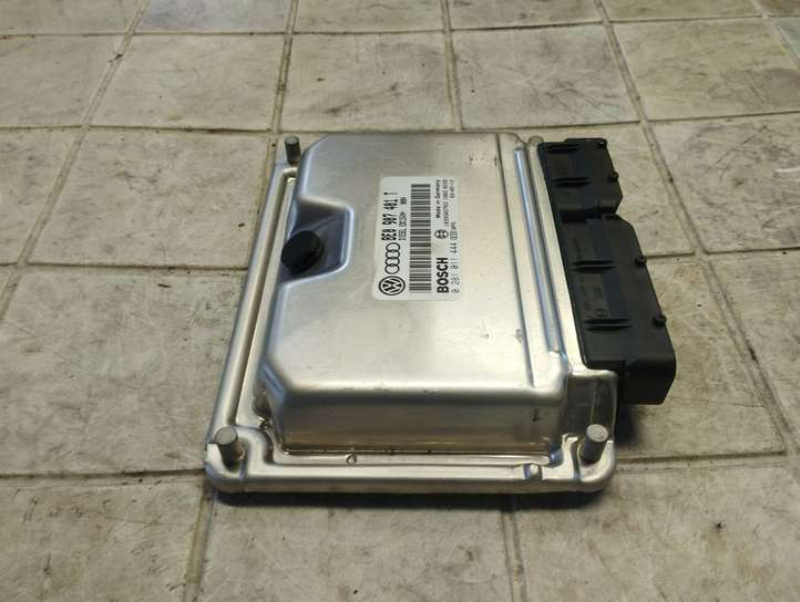 Audi A4 (2000 - 2006)  8E0907401T Блок управления двигателя