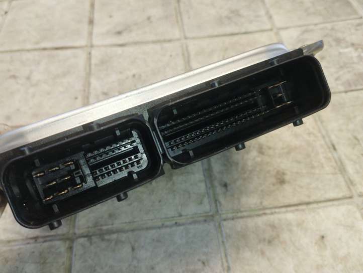 Audi A4 (2000 - 2006)  8E0907401T Блок управления двигателя