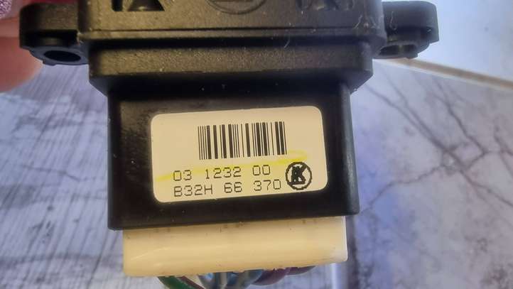 Mazda 3 (2006 - 2009)  B32H66370 Кнопка стеклоподъемников