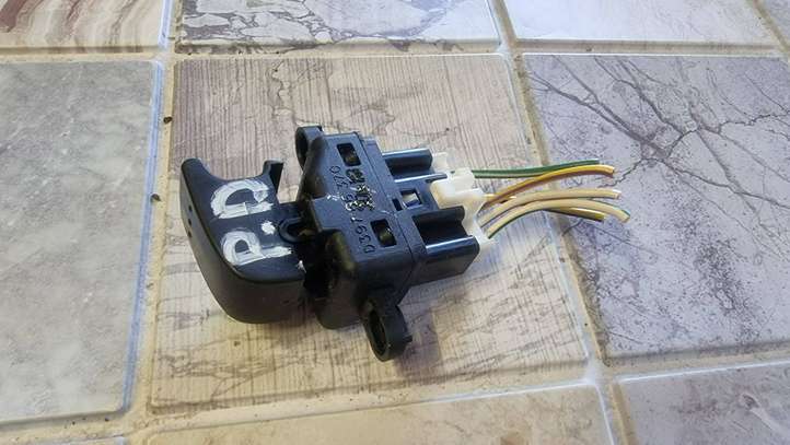 Mazda 3 (2006 - 2009)  B32H66370 Кнопка стеклоподъемников