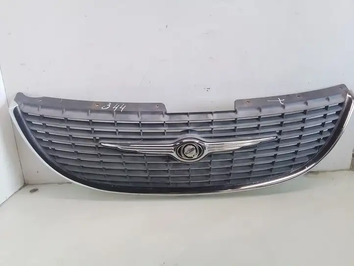 Chrysler Voyager (1996 - 2001) Верхняя решетка радиатора — фото 1