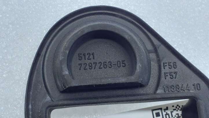 Mini One Cooper F56 F55 (2012 - 2022)  7297263 Уплотнительная резина передней двери (на дверях)