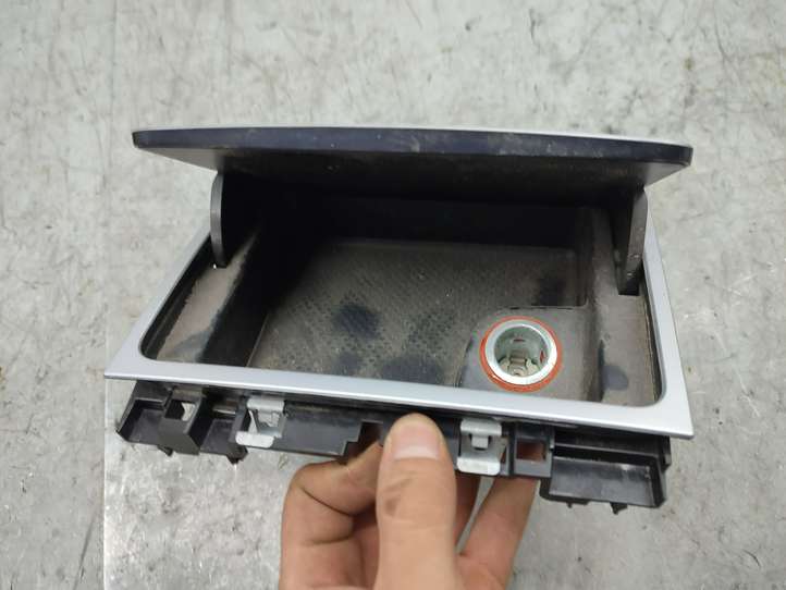 Volkswagen PASSAT B7 USA (2012 - 2016)  561863284 Пепельница