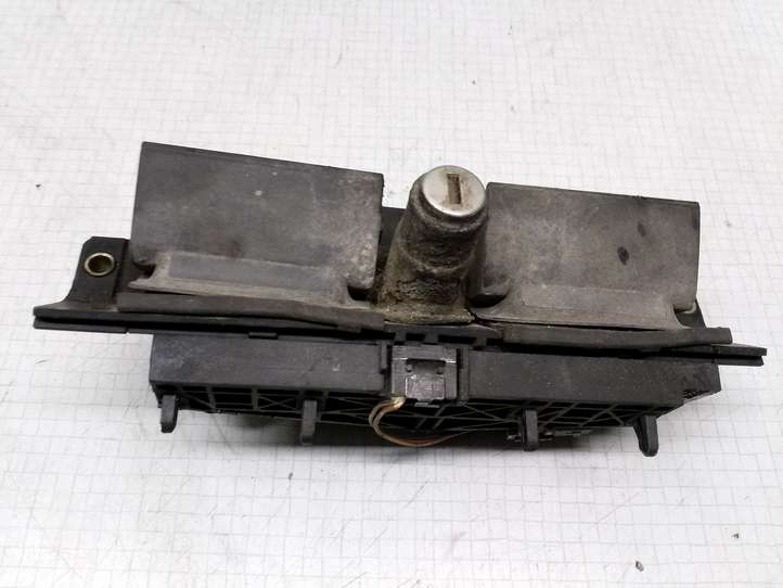 Audi A6 (2001 - 2004)  8D9827565C Ручка задней крышки