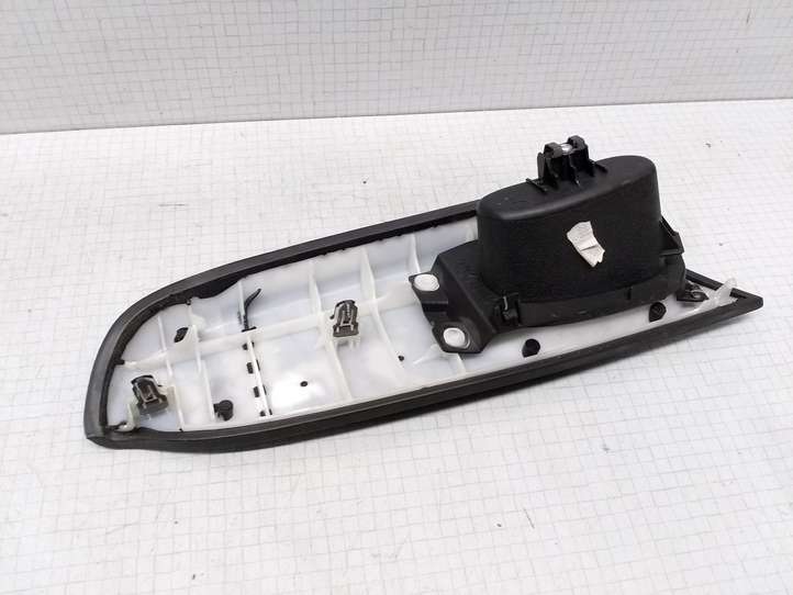 Nissan Almera N16 (2000 - 2010)  80947BM700 Другая деталь отделки пере́дней дверей