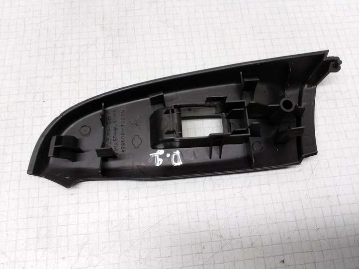 Nissan Almera N16 (2000 - 2010)  82960BM700RH Другая деталь отделки задний дверей