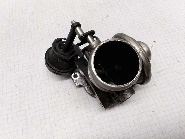 Volkswagen Bora (1998 - 2005)  038131501E Клапан EGR