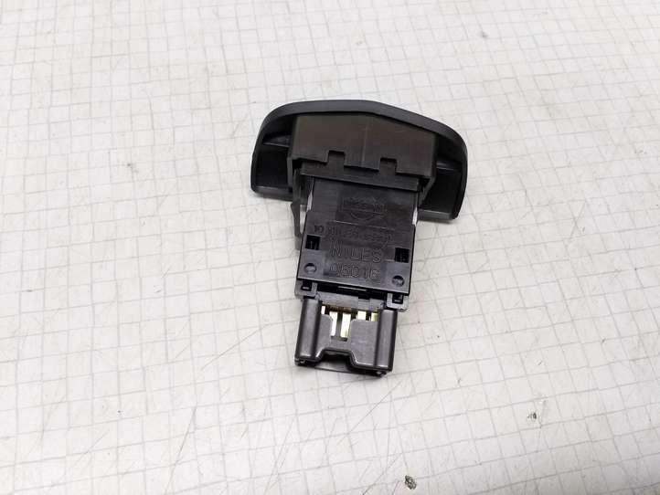 Nissan Primera (2001 - 2008)  NILES06016 Включатель аварийных фонарей
