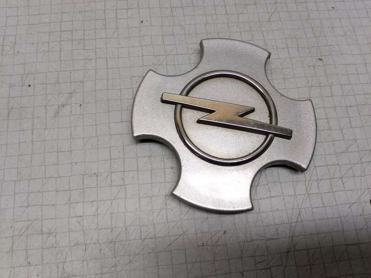 Opel Corsa D (2006 - 2010)  90498218 Заводская крышка (крышки) от центрального отверстия колеса