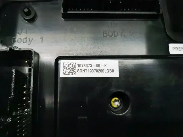 Tesla Model 3 (2017 - 2023) 1078673-90-K Модуль комфорта — фото 3