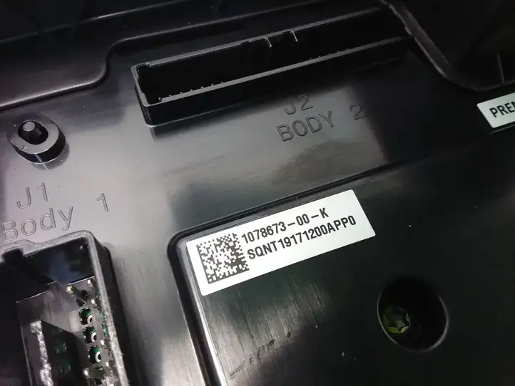 Tesla Model 3 (2017 - 2023) 107867300K Модуль комфорта — фото 4