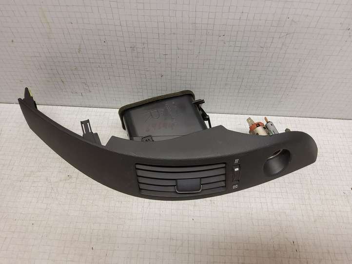 Toyota Corolla Verso E121 (2004 - 2007)  6556444010 Центральный дефлектор