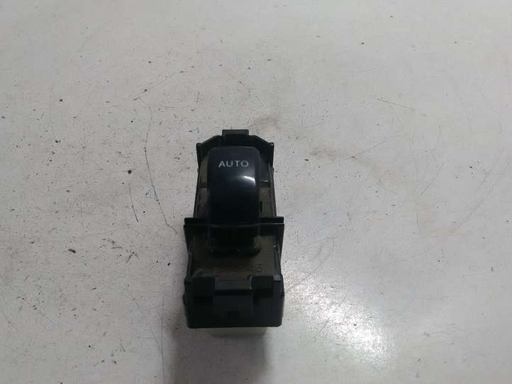 Toyota Corolla Verso E121 (2001 - 2004)  8403013030 Кнопка стеклоподъемников