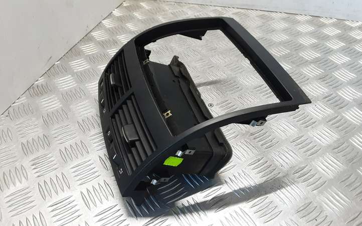 Volkswagen Touareg I (2002 - 2010)  7L6819727 Центральный дефлектор
