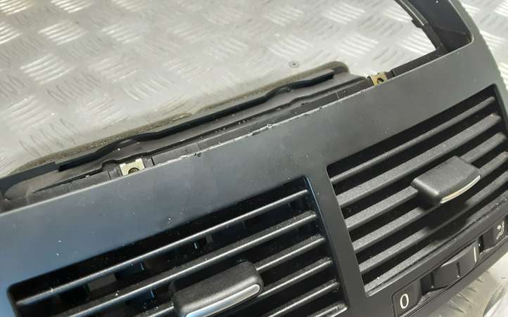 Volkswagen Touareg I (2002 - 2010)  7L6819727 Центральный дефлектор