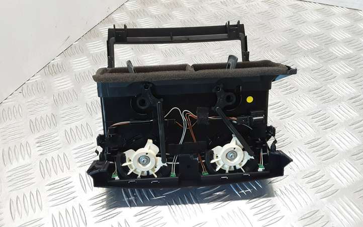 Volkswagen Touareg I (2002 - 2010)  7L6819727 Центральный дефлектор