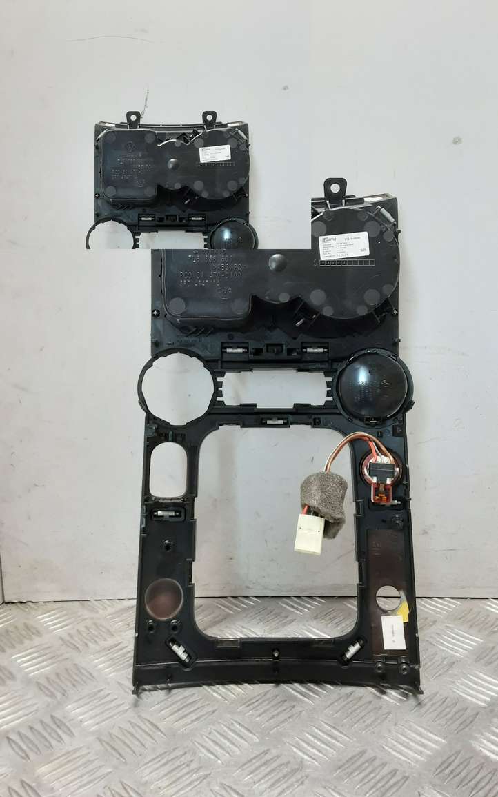Volkswagen Touareg I (2002 - 2010)  7L6858601 Рамка рычага переключения передач