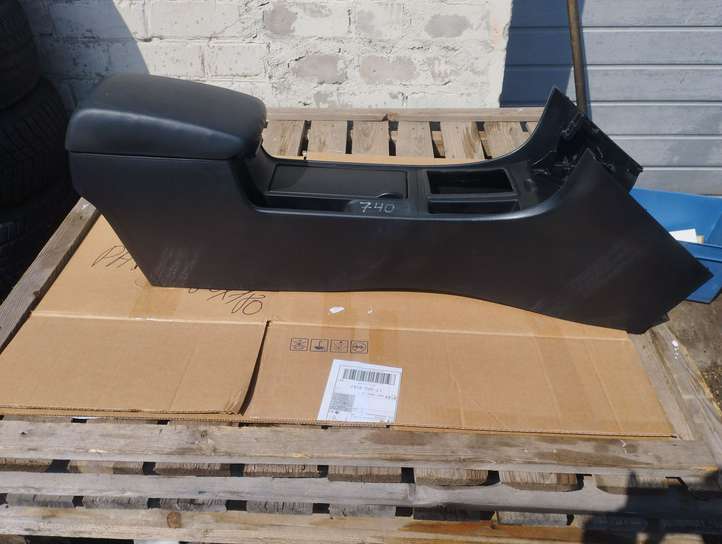 Mazda 3 (2006 - 2009)  BP4K64428 Подлокотник