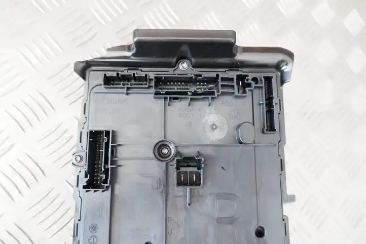 Tesla Model Y (2019 - 2024) 165765039A Модуль комфорта — фото 4