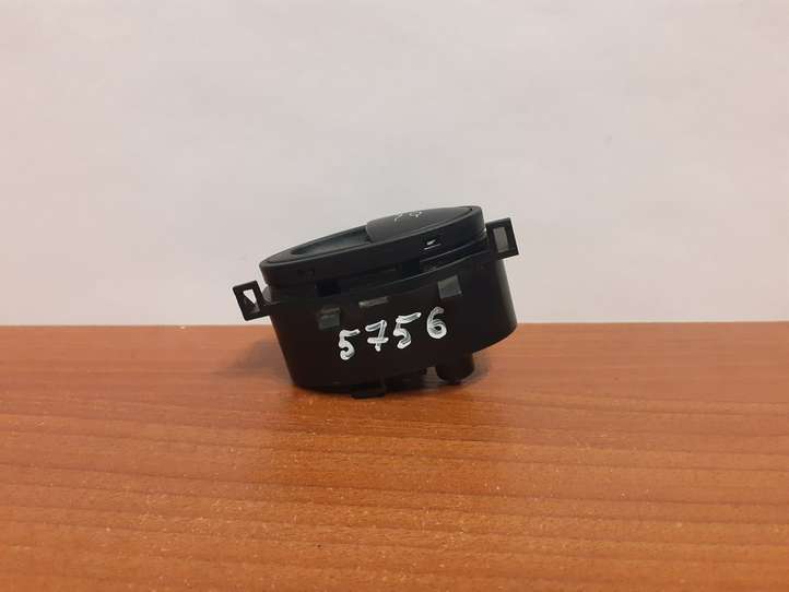 Mercedes-Benz E W211 (2002 - 2009)  501C0343 Кнопка крюка в багажнике