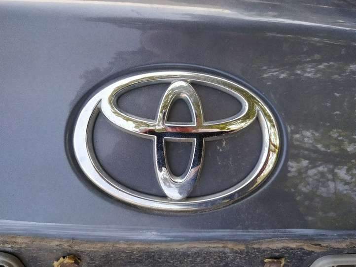 Toyota Avensis T250 (2003 - 2006)   Значок производителя