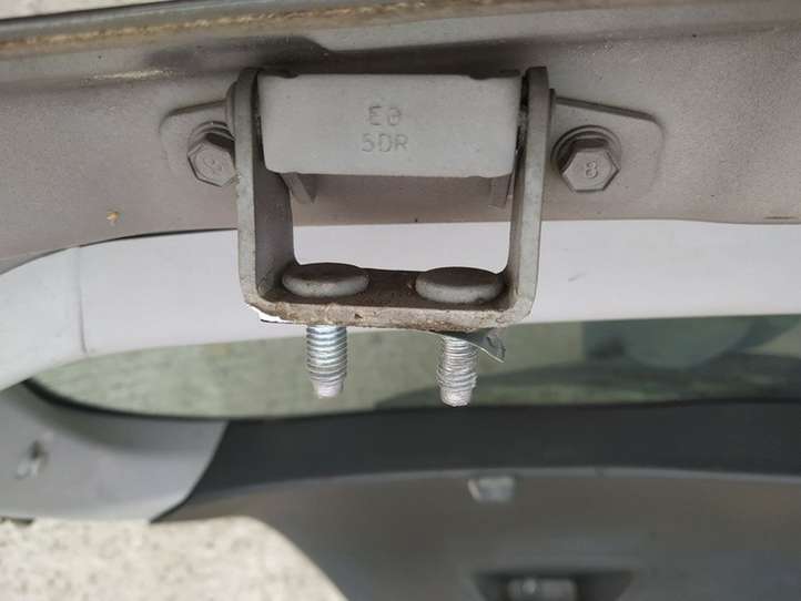 Kia Ceed (2006 - 2010)   Петля (петли) задней крышки