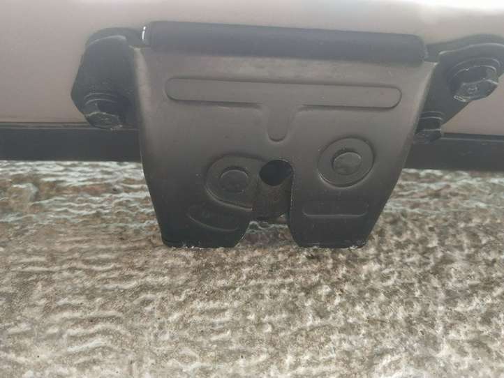 Kia Ceed (2006 - 2010)   Замок задней крышки