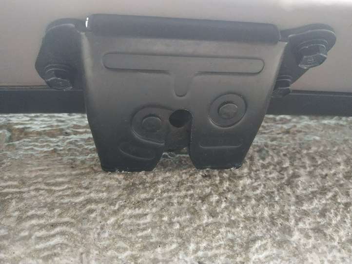Kia Ceed (2006 - 2010)   Замок задней крышки