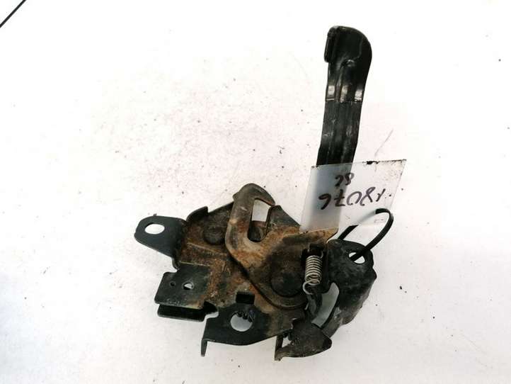 Toyota Auris 150 (2006 - 2012)   Замок капота