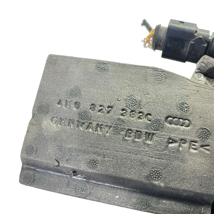 Audi A8 (2005 - 2007)  4E0827383C Притягиватель задней крышки