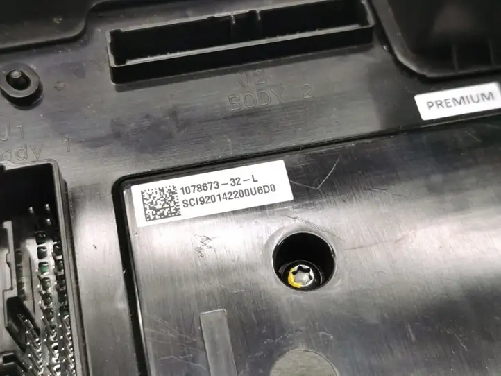 Tesla Model 3 (2017 - 2023) 1078673-32-L Модуль комфорта — фото 2