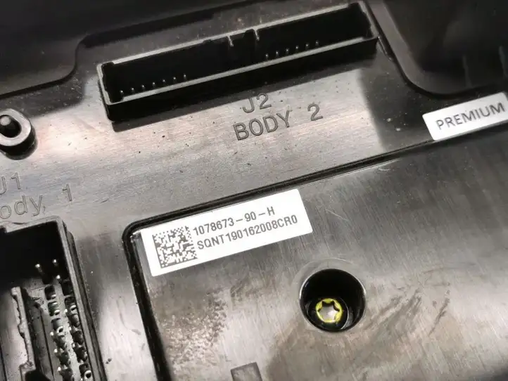 Tesla Model 3 (2017 - 2023) 1078673-90-H Модуль комфорта — фото 2