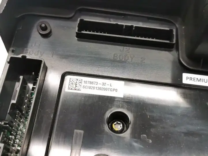Tesla Model 3 (2017 - 2023) 1078673-32-L Модуль комфорта — фото 3