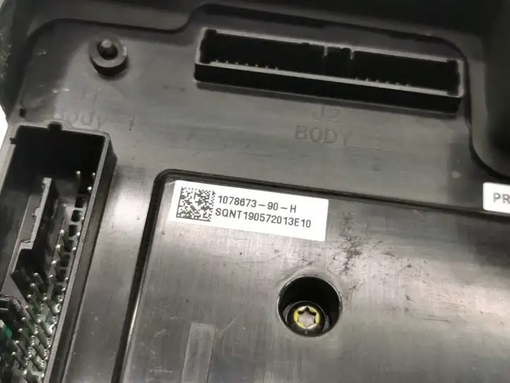 Tesla Model 3 (2017 - 2023) 1078673-90-H Модуль комфорта — фото 3