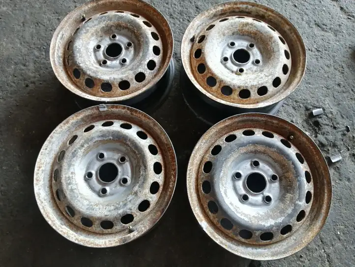 Volkswagen Caddy (2004 - 2010) 2K0601027 Стальной штампованный диск R15 — фото 1